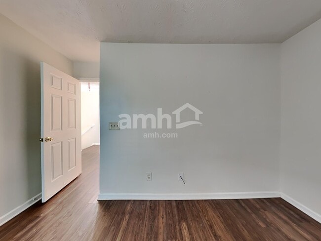 Building Photo - 307 Meadows Ln