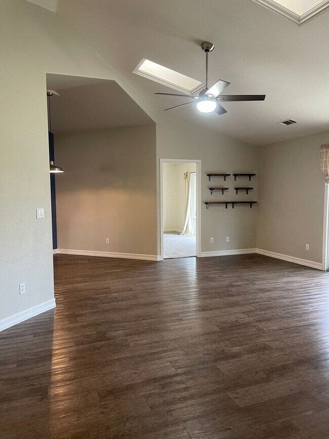 Building Photo - 3 BED 2 BATH HOUSE WITH FENCED BACKYARD IN THE COUNTRY HEIGHTS SUBDIVISION