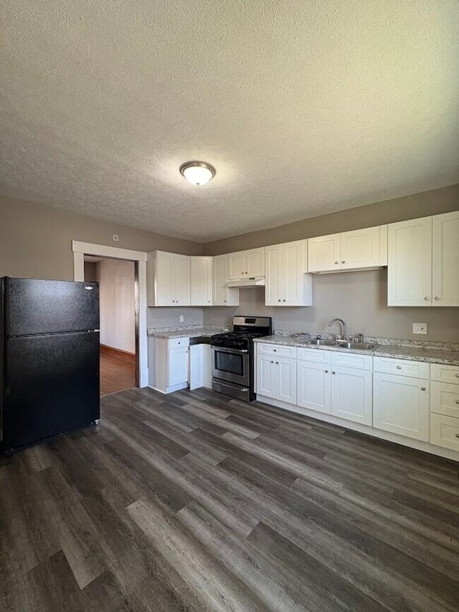 Building Photo - Two bedroom one bathroom 1st level for rent