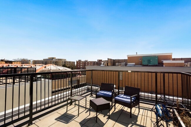 Building Photo - Bright SW Waterfront Condo with Parking Included – Prime DC Location