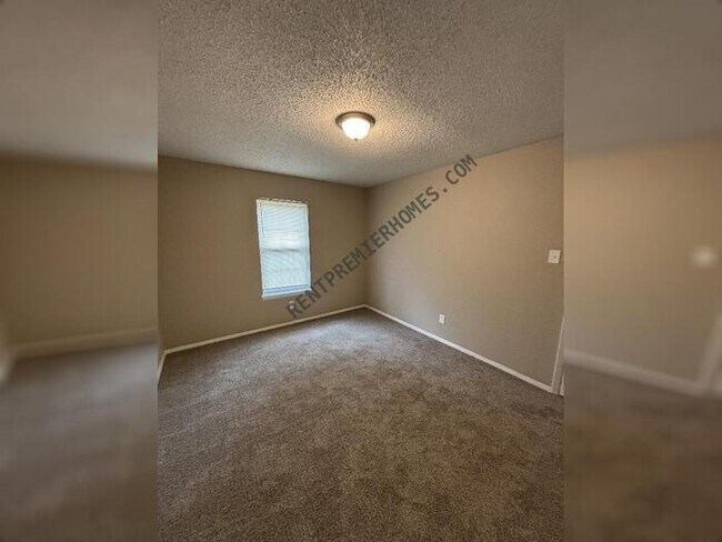 Building Photo - 210 Lonsdale Cir