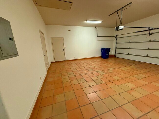 Building Photo - 10523 Bear Creek