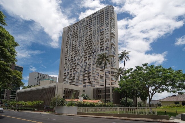 Building Photo - 2 bedroom, 2 bath, 1 parking Banyan Tree Plaza (Punahou)