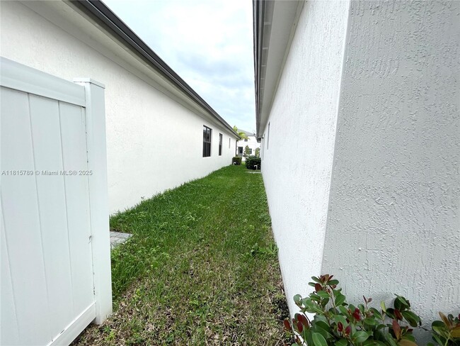 Building Photo - 4506 SW 174th Ave