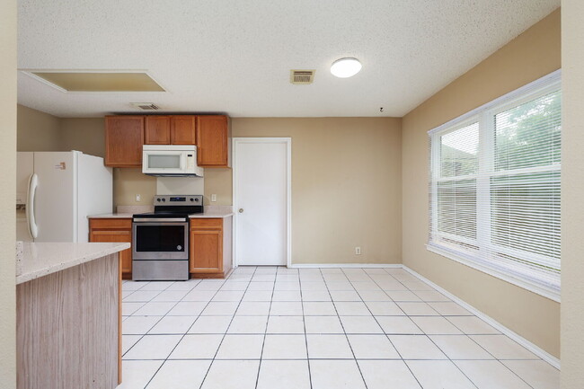 Building Photo - Spacious 3-Bedroom Home with Game Room and...