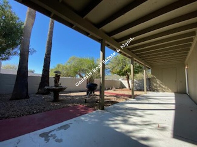 Building Photo - "Charming 2-Bedroom / Den Home with 2 Full...