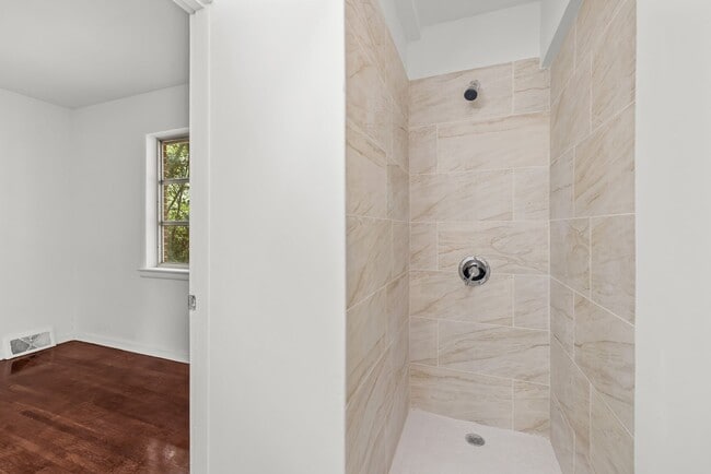 Building Photo - Newly Renovated Center Point Home