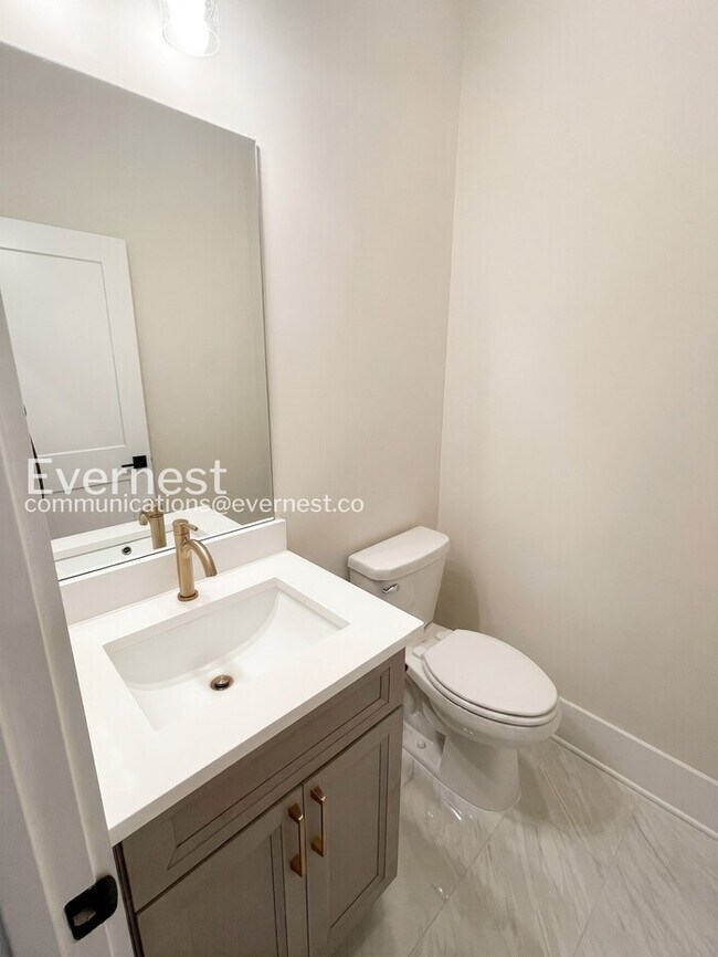 Building Photo - 4 Bed/2.5 Bath Town Home with Garage / Pet-Friendly / Available Now!