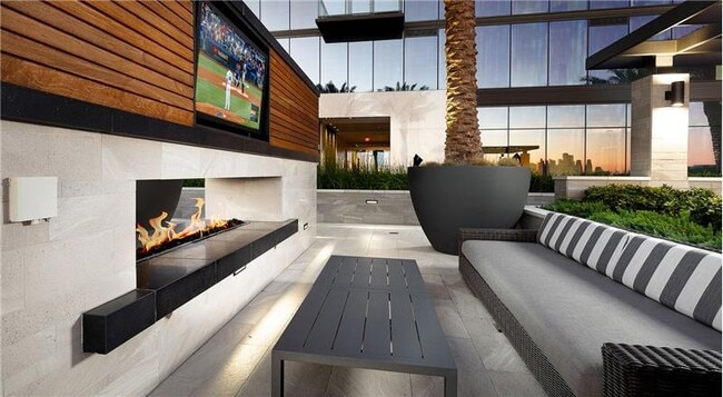 Building Photo - 300 1/2 W 5th St