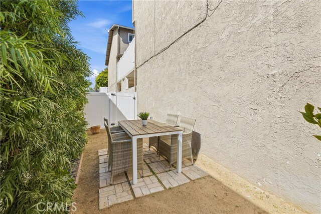 Building Photo - 1140 Manhattan Beach Blvd