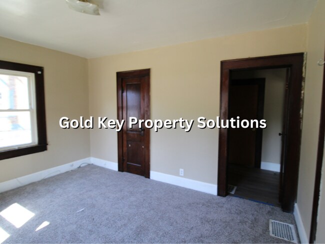 Building Photo - Spacious 2 BR 1 BA House with Nice Covered...