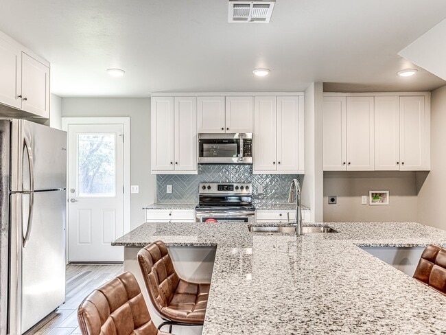 Building Photo - Newer home in the heart of OKC + 5 bedroom...