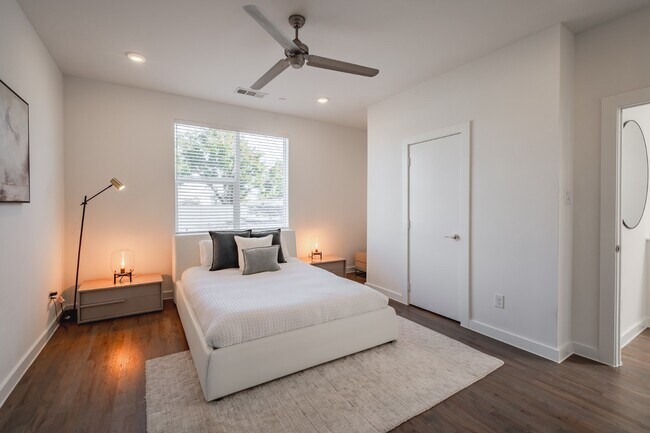 Building Photo - Modern Townhome with Dual Primary Suites & 2-Car Garage | Knox-Henderson / Lower Greenville