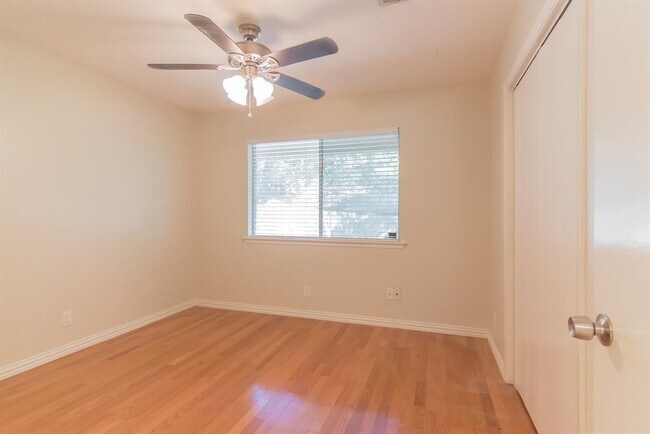 Building Photo - 10102 Missel Thrush Dr