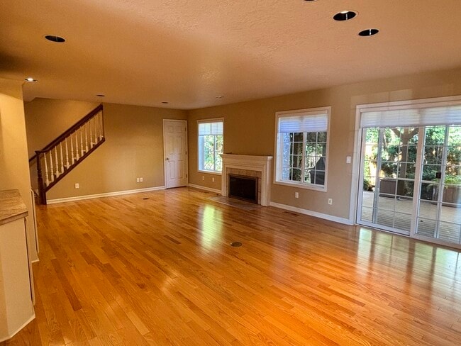Building Photo - 1150 SE Polk Cir
