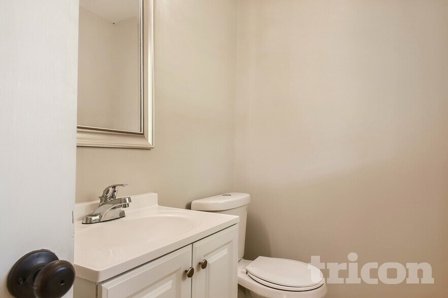 Building Photo - 535 Circle Dr