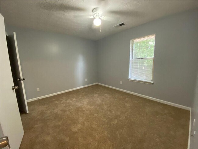 Building Photo - 2012 Oakwood Dr