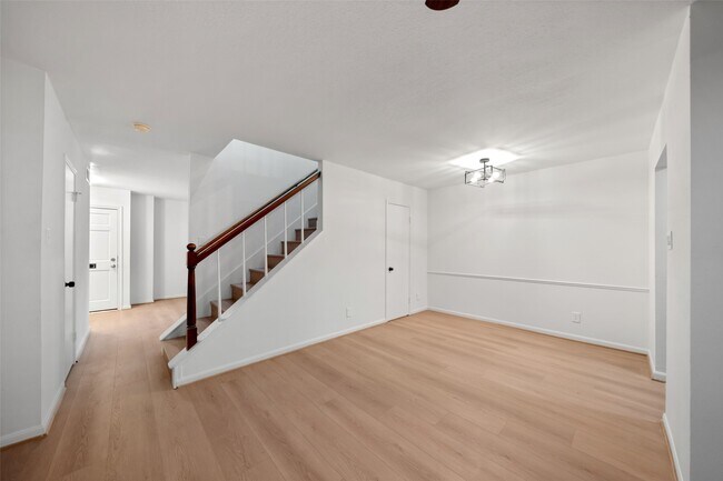 Building Photo - 9654 Westview Dr