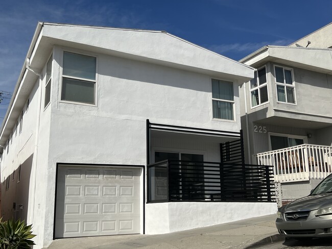 Building Photo - 221 Rosecrans Ave