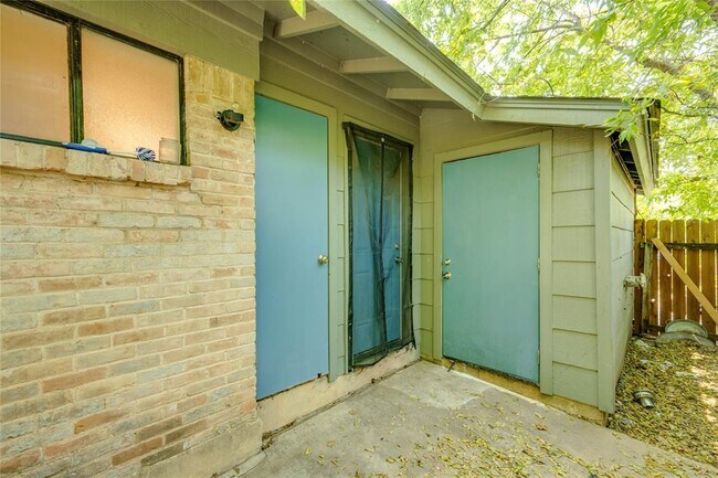 Building Photo - 838 N Meadows Dr