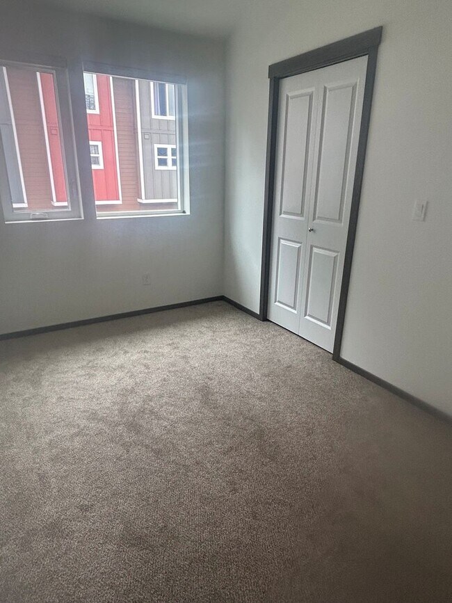 Building Photo - Windergreen Townhome