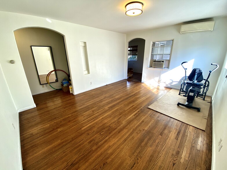 Building Photo - 1653 1/2 Maltman Ave