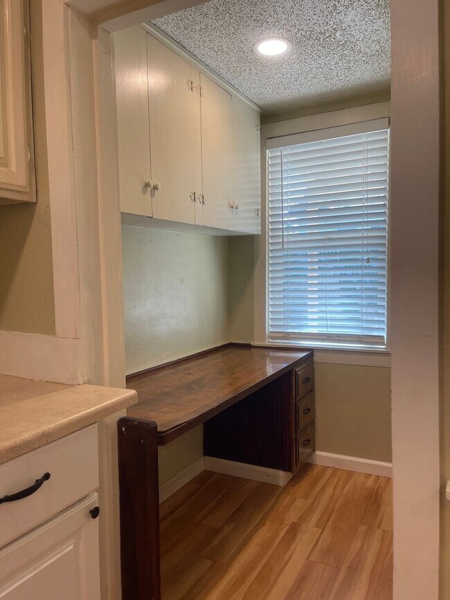 Building Photo - CHARMING 2 BED 1 BATH VICTORIAN HOME