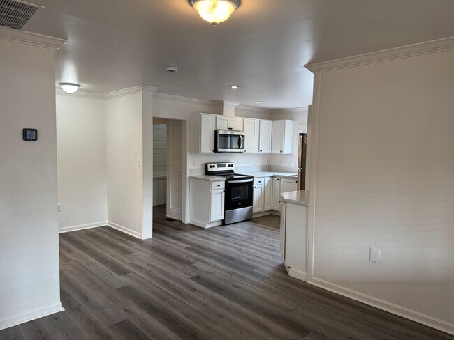 Building Photo - Updated 3 bedroom 2 bathroom duplex in his...