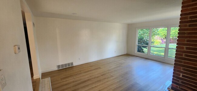 Building Photo - 3 Bedroom 1 Bathroom Charmer in Hollywood ...