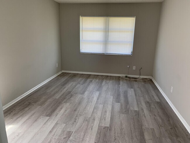 Building Photo - 1920 W Lakeview Blvd