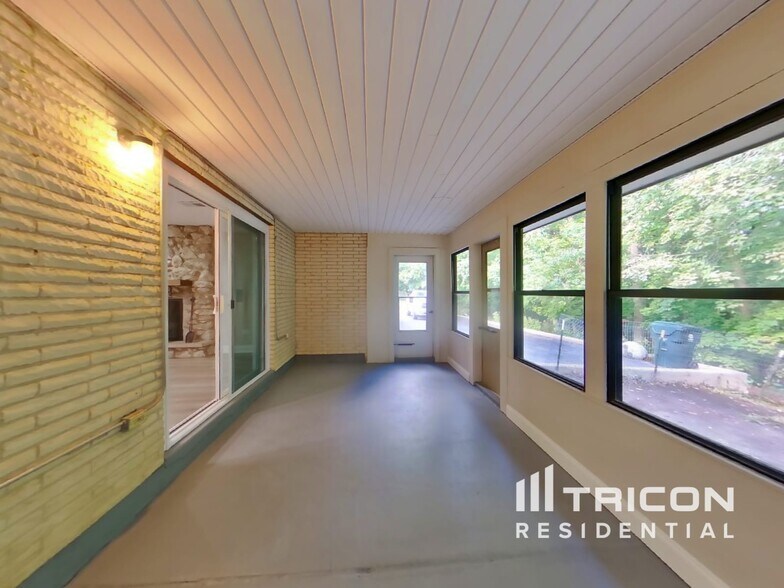 Building Photo - 869 Oakwood Dr