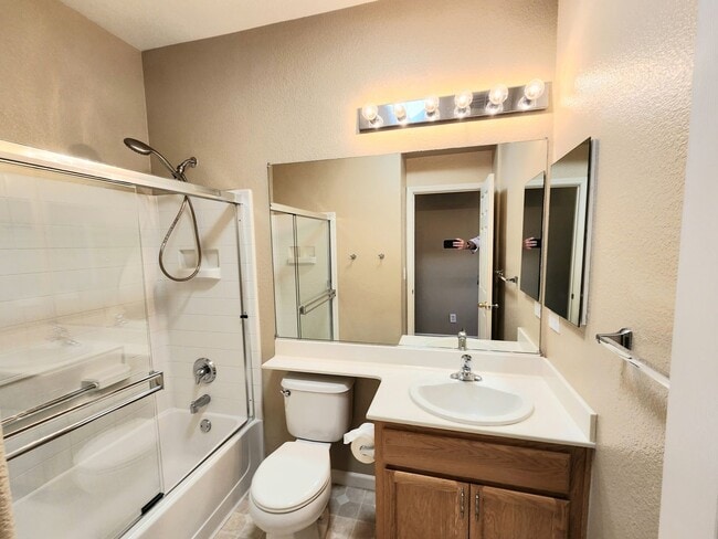 Building Photo - Spacious Townhouse in San Mateo