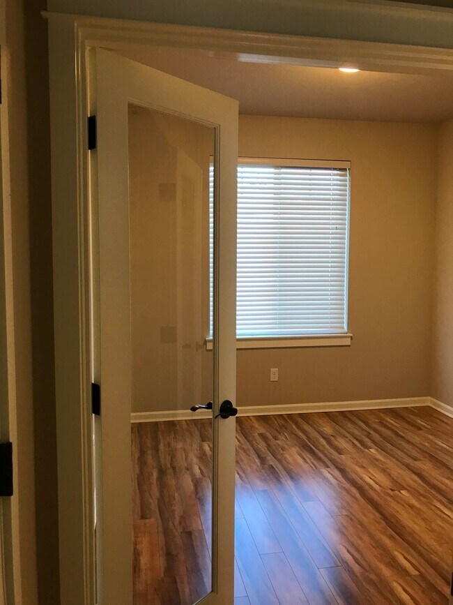 Building Photo - Beautiful NE Bend home, includes office an...