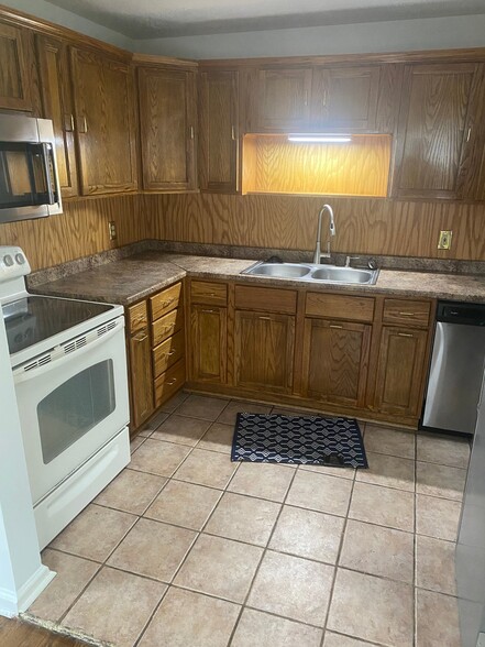 Building Photo - 3342 N 41st St