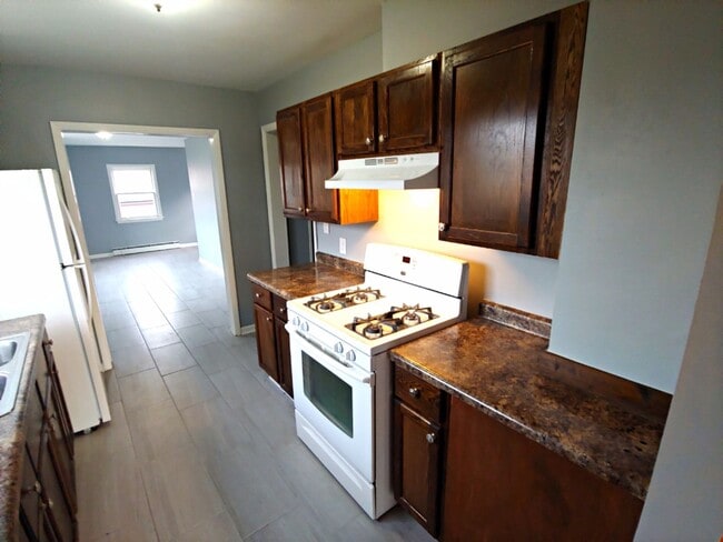 Building Photo - 3 Bedroom House Available NOW in Burnham I...