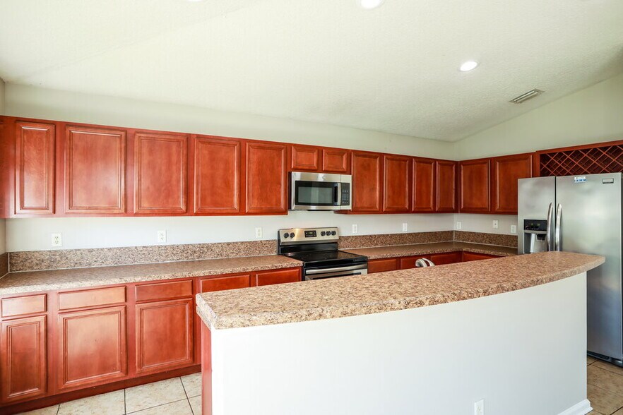 Building Photo - 2285 Brian Lakes Dr E