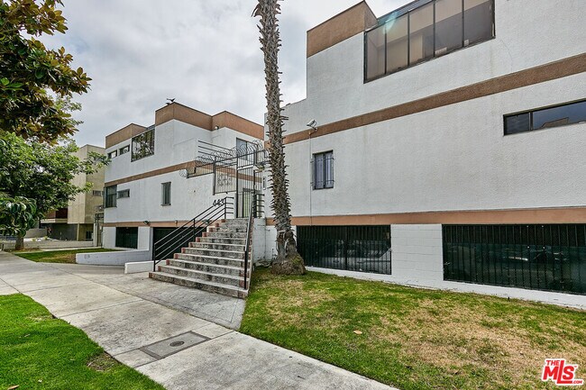 Building Photo - 443 S Gramercy Pl