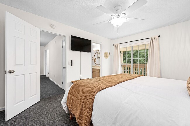 Building Photo - 17462 Front Beach Rd