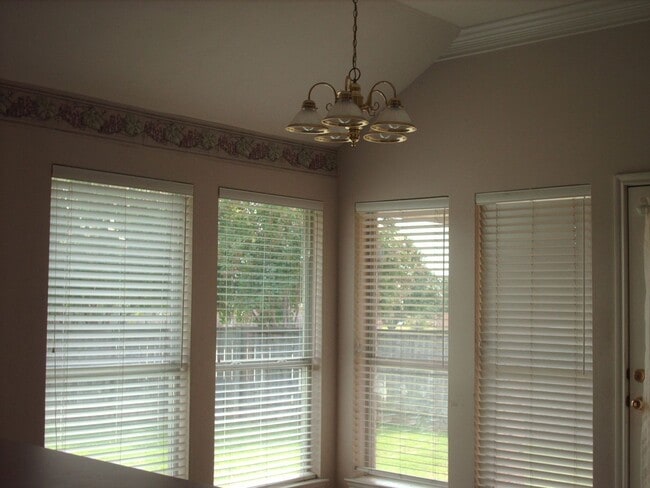 Building Photo - Beautiful 3/2 House A On Corner Lot!