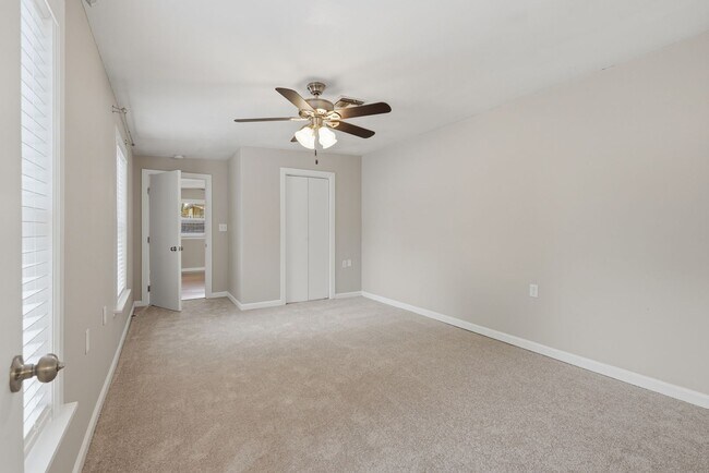 Building Photo - Quiet neighborhood, Centrally located, 3 bedroom 2 bath home in NW