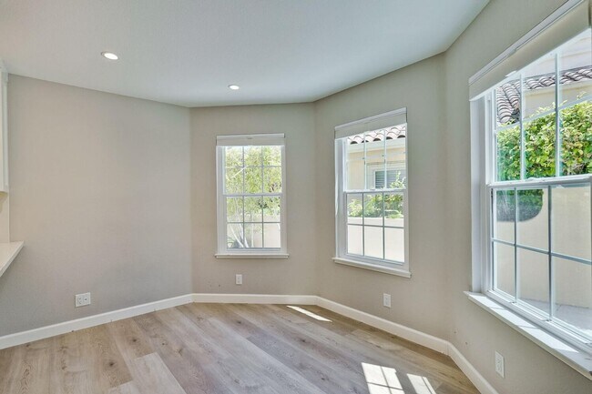 Building Photo - Beautiful and spacious 3 bedroom 2.5 bath ...
