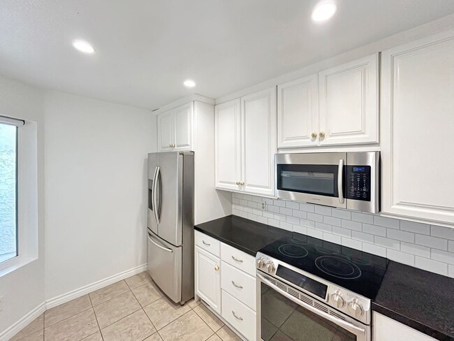 Building Photo - Amazing 2BR/2BA in the heart of UTC! Parki...