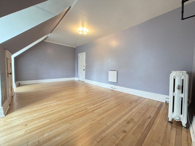 Building Photo - Beautiful 3+ Bedroom/1 Bathroom THIRD Floor Apartment in East Duluth Mansion - AVAILABLE TODAY!