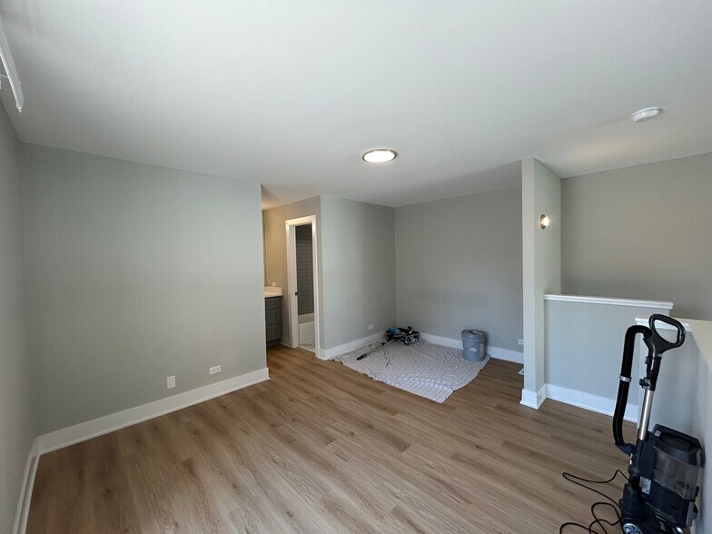 Building Photo - 1214 N La Salle Dr