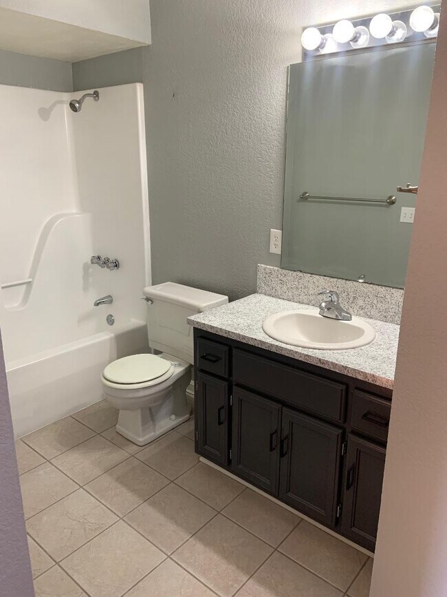 Main bath - 921 Century Dr