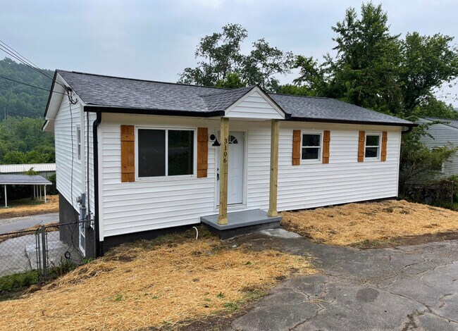 Building Photo - 3106 Greenway Dr