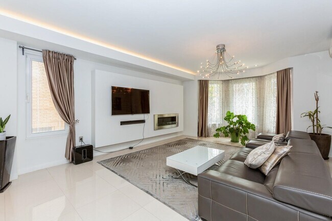 Building Photo - 96 Columbia Terrace