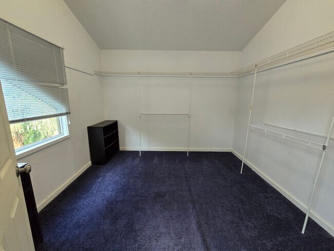 Building Photo - Rarely Available 3 bed/ 2 bath in Hidden River in Myakka