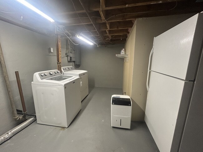 Building Photo - 25 Putnam Ave