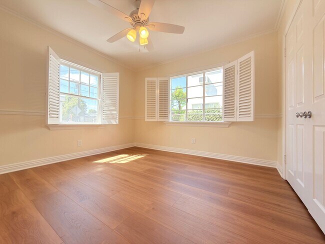Building Photo - 12552 Oxnard St
